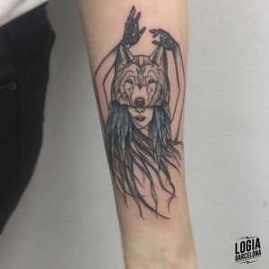 tatuaje_brazo_chica_lobo_logiabarcelona_cristina_varas     